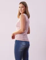 Musculosa celeste en tejido acanalado, marca Tahari, con cuello a la base y sin mangas.