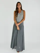 Pollera larga de algodón color gris, con cintura ancha elastizada.