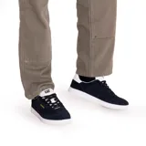 Zapatillas Caterpillar Pause Retro T-Toe, color negro con detalles en blanco. Capellada de gamuza, forro 100% reciclado postindustrial, plantilla de espuma EVA suave, suela exterior de goma resistente y construcción Strobel.