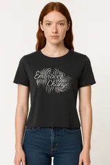 Remera negra con estampado frontal de la frase "Embrace Change" en color plateado.