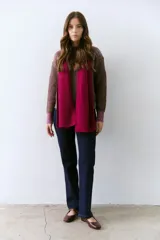 Pantalón de jean azul oscuro, de corte recto y tiro alto.