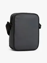 Cartera tipo bandolera Tommy Hilfiger color negro, con correa ajustable con inscripción tonal de la marca, cierre de cremallera, bolsillo interior abierto, bolsillo exterior con cremallera y logo metálico en el frente.