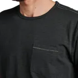 Remera gris oscuro de manga corta con bolsillo en el pecho.