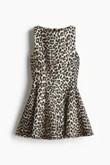 Vestido corto sin mangas con estampado de leopardo. Modelo con escote bote, cierre oculto en un lateral y pollera con vuelo.