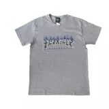 Remera gris de manga corta con estampado del logo de Thrasher en japonés con llamas azules.