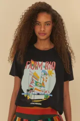Camiseta negra de algodón con estampado de banderas y edificios de Copacabana.