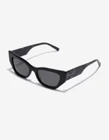 Gafas de sol unisex Hawkers modelo Manhattan, con montura negra y lentes grises.