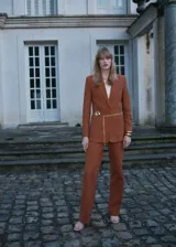 Pantalón de vestir color ladrillo, de tiro alto, corte recto y largo. Confeccionado en tejido mezcla de algodón y lino, con cierre delantero de cremallera, doble gancho y botón interior.