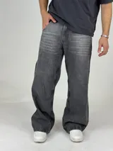 Pantalón de jean gris oscuro, corte holgado y estilo cargo, con bolsillos laterales y traseros.