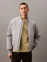 Remera color arena de corte regular, cuello redondo y manga corta. Estampado frontal con el logo de Calvin Klein Jeans en color blanco.