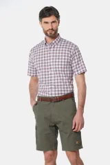 Bermuda cargo color gris oscuro, con bolsillos laterales y traseros con solapa. Incluye cinturón de cuero marrón.