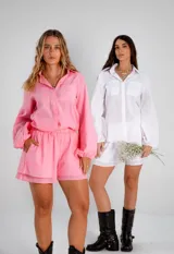 Conjunto de camisa manga globo y short forrado, color celeste.