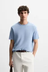 Camiseta celeste de punto con hilatura de mezcla de algodón, corte relaxed fit, cuello redondo, manga corta y acabados en rib.