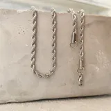 Collar de cadena torneada en acero plateado, con un diseño clásico y delicado.