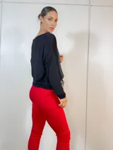 Pantalón rojo de corte Aline con cintura plisada y lazo con estampado animal print.