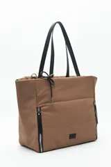 Bolso tote negro de nylon con diseño acolchado, asas largas para llevar al hombro, cierres metálicos laterales y detalle de cordón.
