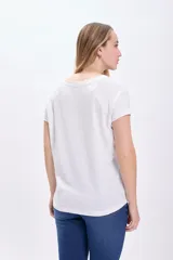 Remera blanca de corte holgado, con escote en V y mangas cortas.