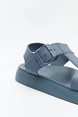 Sandalia baja color celeste con diseño de tiras anchas y hebilla lateral.