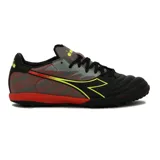 Zapatillas de fútbol color negro con detalles en rojo y amarillo, diseño ligero y cómodo.
