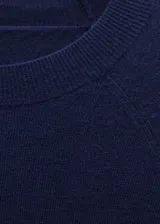 Suéter azul marino de punto fino, cuello redondo y manga larga.