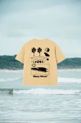 Remera beige de corte amplio con estampado en la espalda que incluye palmeras, fases lunares y una ola.