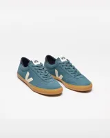 Zapatillas urbanas Veja modelo Volley, color azul con logo lateral en blanco y suela de goma color caramelo.