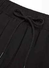 Pantalón color verde oliva, de tejido fluido, corte recto, tiro alto, cintura elástica con cordón de ajuste y bolsillos laterales.