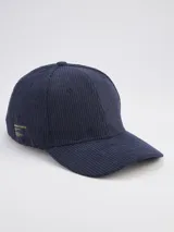 Gorra de estilo clásico color marino con textura en relieve.