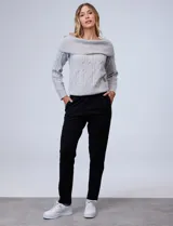 Pantalón negro de algodón, corte recto y tiro medio.