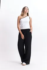 Pantalón negro de tiro alto con elástico y cordón regulable.