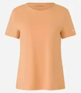 Remera deportiva blanca texturizada, con cuello redondo, manga corta, detalle reflectante y pliegue en la espalda.
