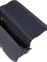 Cartera saddle Tommy Hilfiger color azul marino, con correa bandolera de tela con el logo de la marca en azul y blanco. Tiene cierre de solapa con broche magnético y el logo de la marca en dorado en el frente.
