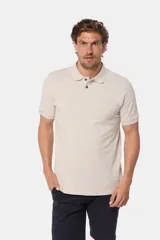 Remera polo azul de piqué liso, con cuello de rib y botones personalizados.