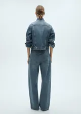 Pantalón de jean celeste de corte wide leg, tiro medio y cinco bolsillos.