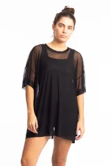 Remerón de tul negro, de talle único, corte suelto y mangas cortas.