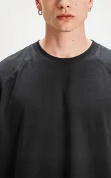 Musculosa negra de algodón con cuello redondo y sisas amplias.