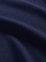 Remera de manga corta ajustada al cuerpo, color gris claro, con tejido acanalado (rib). Presenta un escote redondo amplio.