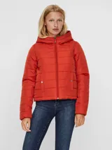 Campera puffer color naranja, con capucha, cierre frontal y bolsillos laterales con botón a presión.