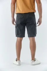 Bermuda cargo color beige, con pasa cinto, cremallera y botón, de corte cómodo.