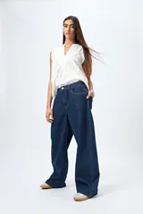 Jean negro de tiro bajo con fit ancho y silueta relajada.