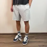 Short de algodón color crema con cintura elastizada y cordón ajustable.