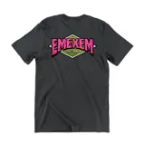 Remera gris de algodón con cuello redondo y estampado pequeño en el pecho con un logo geométrico en verde y fucsia.