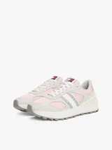 Zapatillas Tommy Jeans de estilo running, color gris con detalles en rosa y blanco. Confeccionadas en ante, poliéster y goma, con suela gruesa de tacos.