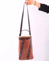 Bolso matero color bordó, de cuero, con doble asa (una de mano y otra larga desmontable), divisor interno para termo y mate, y bolsillo interior.