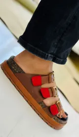 Sandalias de cuero marrón con hebillas metálicas y plantilla de corcho.