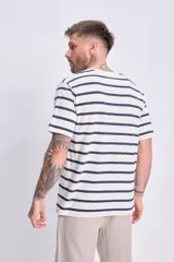 Remera de manga corta a rayas horizontales blancas y azul marino.