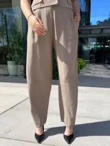 Conjunto color gris beige compuesto por un blazer corto de mangas cortas y un pantalón de vestir de corte recto.