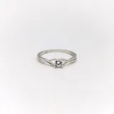 Anillo solitario de plata 925 con circonia engarzada en cuatro puntas.