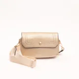 Bandolera rectangular dorada con textura granulada, solapa con botón a presión y correa ancha de tela con diseño geométrico en tonos beige.