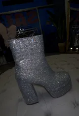 Botas cortas con plataforma y taco ancho, cubiertas de strass y cierre lateral.
